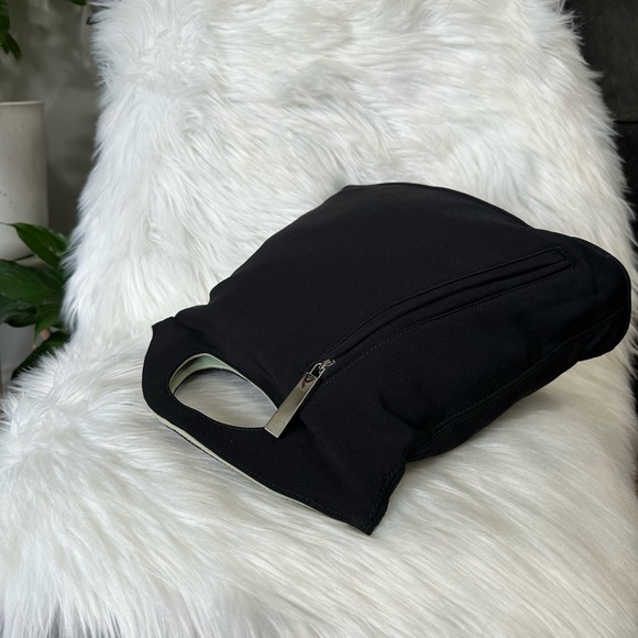 🔥BLACK FRIDAY SALE LIMITED TIME🔥
Authentic Salvatorre Ferragamo Reversible Bag - Picture 5 of 10